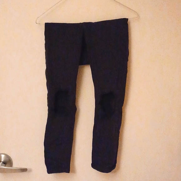 A set of two women's pants in size small. Gray jogging pants and black jeans. - Picture 3 of 6